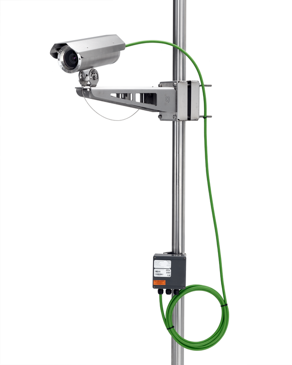 ExCam XF Q1367: ISO view pole mounted 